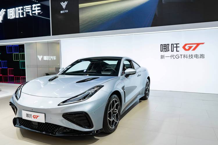 成都105哪吒汽车在智能汽车领域的表现，领途汽车在新能源汽车市场中的影响力